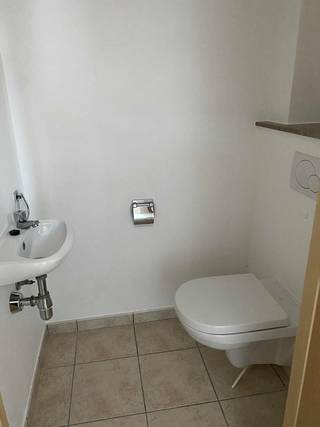 Goedgelegen appartement met 2 kamersDit appartement bestaat uit :grote living met toegang tot de ingerichte keukenop de 2 de verdieping bevinden zich...