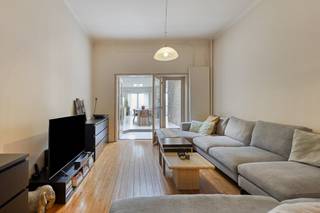 Cette maison familiale bénéficiant d'un emplacement central avec des éléments art déco est proposée à la vente dans la rue Guido Gezellelaan...