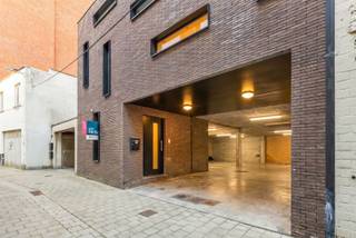 <p><span>GENT Unieke moderne woning met ruime garage op toplocatie aan de Kouter</span></p><p><span>In een rustige en charmante steeg vlakbij de iconische De Kouter bevindt zich deze uitzonderlijke moderne woning, gebouwd in 2010. Een unieke combinatie van comfortabel wonen, werken en opslag op een absolute toplocatie in het hart van Gent.</span></p><p><span>De woning beschikt over een royale en lichtrijke woon- en leefruimte met grote raampartijen die uitgeven op een groen en zonnig terras met uitstekende oriëntatie. Hier geniet u in alle rust van privacy en buitenruimte midden in de stad.</span></p><p><span>Verder omvat de woning:</span></p><ul><li><span>3 volwaardige en ruime slaapkamers </span></li><li><span>Moderne badkamer met comfortabele inloopdouche </span></li><li><span>2 ruime bergingen </span></li><li><span>Energiezuinige woning met gunstig EPC-label B </span></li></ul><p><span>Een absolute troef is de uitzonderlijk ruime garage/opslagplaats op het gelijkvloers, geschikt voor diverse doeleinden:</span></p><ul><li><span>plaats voor maar liefst 5 wagens </span></li><li><span>ruime fietsenberging </span></li><li><span>ideaal voor zelfstandigen, combinatie woon-werk, atelier of extra opslagruimte </span></li></ul><p><span>Dankzij de centrale ligging bevindt u zich op wandelafstand van winkels, restaurants, openbaar vervoer en alle troeven die het bruisende stadscentrum van Gent te bieden heeft.</span></p><p><span>Een unieke opportuniteit voor wie op zoek is naar ruimte, comfort en multifunctionaliteit op een absolute toplocatie.</span></p>