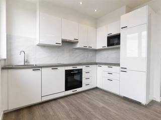 Surf naar www.abricasa.be en plan jouw verhuurafspraak in samen met onze digitale assistente Alice!Dit lichtrijke en instapklare appartement...