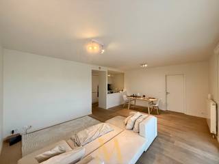 Op de 4e verdieping van een modern en stijlvol gebouw bevindt zich dit ruim en instapklaar appartement met een buitengewoon uitzicht over...