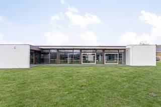 Moderne en stijlvolle kantoorruimte te huur in ZedelgemDeze prachtige kantoorruimte van 180 m² biedt een moderne en professionele werkomgeving met...