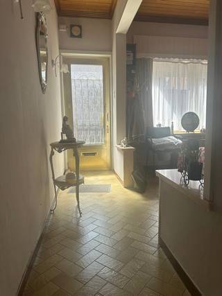 GEZELLIGE STADSWONING MET KOERTJE. Retrowoning die bewoonbaar is maar dient vermoderniseerd te worden.  In een hellende straat op wandelafstand van het handelscentrum, scholen en recreatie. Het abdijpark is om de hoek. De woning is een stevige gesloten bebouwing van 3 bouwlagen waarvan 2 ingericht. De zolderruimte kan nog voor uitbreiding met 2 slaapkamers zorgen. Aandacht bij renovatie voor de asbestmaterialen en de energiezuinigheid maar een woning met een leuke structuur en een eigen koertje. De perceelsoppervlakte is best groot met haar 90m2. Gelijkvloers met dubbele living, keuken, wasplaats-badkamer en koertje. Eerste met twee slaapkamers en dan nog de 2de verdieping bestaande uit een zolder. Uitbreiding mogelijk. EPC kan verbeterd worden door dakisolatie en CV. Asbest vooral in het dak. Vraag snel een bezoek met vastgoedmakelaar Cedric via tel aan zijn team op 054412500 en krijg nog meer uitleg ter plaatse !