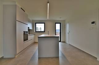 <p><span>Prachtig nieuw appartement</span></p><p><span> </span></p><p><span>Deze site heeft een tijdloze, smaakvolle architectuur met oog voor klasse. De inrichting is gedaan met hoogwaardige materialen.</span></p><p><span> </span></p><p><span>Het appartement is recent volledig geschilderd, voorzien van verlichting waardoor het dus </span><span>werkelijk instapklaar </span><span>is !</span></p><p><span> </span></p><p><span>Bovendien is het appartement uitgerust met de laatste energiebesparende maatregelen waardoor een zeer laag energieverbruik verwacht wordt.</span></p><p><span> </span></p><p><span>Als </span><span>indeling</span><span>: private inkom op het gelijkvloers</span></p><p><span> </span></p><p><span>Op eerste verdieping : ruime woon- en leefruimte (living) met open geïnstalleerde keuken van alle toestellen voorzien (merk Siemens), zeer grote berging/wasplaats, aparte toilet, 1 slaapkamer, groot ingesloten zonneterras </span></p><p><span> </span></p><p><span>Op het tweede verdieping bevinden zich 2 grote slaapkamers, badkamer met ligbad en douche en een aparte toilet.</span></p><p><span> </span></p><p><span>Op de binnenkoer kan u beschikken over een grote privatieve autostaanplaats, een afgesloten gemeenschappelijke huisvuilberging en een afgesloten gemeenschappelijke fietenberging.</span></p><p><span> </span></p><p><span>Een bezoek meer dan waard !</span></p><p><span> </span></p><p><span>Gemeenschappelijke kosten</span><span>: </span><span>€ 25 per maand</span><span> | beschikbaar : 01/09/2026</span></p><p><span> </span></p><p><span>Verdere info of een bezoek ter plaatse contacteer Immo Twins 052/55.55.55 of info@immotwins.be</span></p>