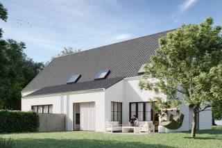 <strong><span><u>Mogelijkheid tot 6% BTW</u></span><br /><br />LANDELIJKE NIEUWBOUWVILLA</strong> met <strong>GARAGE </strong>rustig gelegen te Zingem (Kruisem). Deze <strong>MODERNE GEZINSWONING</strong> combineert energetische voorzieningen met een <strong>DOORDACHTE INDELING</strong>. Binnenin geniet u van een lichtrijke leefruimte <strong>MET OPEN KEUKEN</strong> ideaal voor het dagelijkse gezinsleven en het ontvangen van gasten. Op de verdieping bevinden zich <strong>3 VOLWAARDIGE SLAAPKAMERS, </strong>waarvan 1 met <strong>DRESSING </strong>en een comfortabele badkamer, waardoor deze woning perfect aansluit bij de noden van een gezin. Dankzij duurzame technieken zoals <strong>VLOERVERWARMING</strong> via een <strong>LUCHT-WATER WARMTEPOMP</strong>, <strong>VENTILATIESYSTEEM D</strong> en <strong>ZONNEPANELEN</strong> heeft u een laag energieverbruik en leeft u toekomstgericht. De<strong> BIJKOMENDE BERG- EN WASRUIMTE</strong> zorgt bovendien voor extra praktisch comfort. Gelegen in het <strong>CHARMANTE EN LANDELIJKE ZINGEM</strong>, deelgemeente van Kruisem, woont u hier in een rustige straat omgeven door groen, met een vlotte verbinding naar omliggende dorpen, winkels en <strong>BELANGRIJKE INVALSWEGEN (N60 & E17)</strong>.<br /><br />Adres: Heulestraat 45 te Zingem (Kruisem)