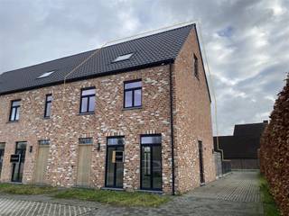 <p><span>Nog af te werken half-open nieuwbouwwoning met een uitstekende ligging nabij het centrum van Herselt, op wandelafstand van winkels en scholen.</span></p><p><span>De woning is reeds afgewerkt met alle technieken, bezetting en chape tot op zolder. Vloeren, keuken, sanitair en trap naar zolder nog zelf te plaatsen. </span></p><p><span>Indeling:</span></p><ul><li><span>Gelijkvloers:</span><span> Ruime inkomhal, apart toilet, lichte living en eetruimte, keuken en praktische berging.</span></li><li><span>1ste Verdieping:</span><span> Drie comfortabele slaapkamers en badkamer met extra toilet.</span></li><li><span>Zolder:</span><span> Gechapt en bezet. Biedt de mogelijkheid om in te richten als extra slaapkamer(s), speelruimte of hobbykamer.</span></li><li><span>A</span><span>utostaanplaats: </span><span>Achter op het perceel is een privatieve autostaanplaats voorzien te bereiken vanuit de tuin.</span></li><li><span>Buitenruimte:</span><span> Gezellig terras en een zonnige tuin met aangelegd gras.</span></li></ul><p><span> </span></p><p><span>Extra troeven:</span></p><ul><li><span>Energiezuinig afgewerkt : 15 zonnepanelen, ventilatietype C-Evo, gaswandketel, vloerverwarming,... </span></li><li><span>E-peil is 15, waardoor je als koper gedurende 5 jaar 100% korting krijgt op de onroerende voorheffing.</span></li><li><span>Mogelijkheid tot aankoop van een extra autostaanplaats in de voortuinzone voor slechts 16.000 euro.</span></li></ul><p><span> </span></p><p><span>Voor meer informatie of een afspraak ter plaatse, bel 015 33 93 33.</span></p><p><span> </span></p>