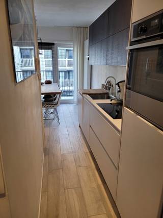 Prachtige studio in Van Bunnenlaan , heel centraal met zijdelings zeezicht vanop terras. Dichtbij alle faciliteiten Vernieuwd appartementsgebouw met lift , Studio gelegen op derde verdiep , oppervlakte van 35 m2 omvat mooie open keuken met gezellige leefruimte , zithoek/slaapgedeelte , trendy badkamer met douche en toilet . bijhorende ruime kelder en bergruimte voor fietsen , parkeerplaatsen voor het gebouw ( geen makelaar)<br />te bezichtigen na afspraak op 0473/430521 ( bellen of sms) of per mail kessykesteloot@outlook.com