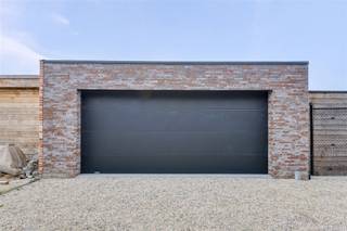 VERKOOP ONDER REGISTRATIERECHTEN! Deze knappe woning werd met kwaliteitsmaterialen en de grootste zorg afgewerkt. Op de gelijkvloerse...