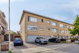 <p><span>Prachtig afgewerkt instapklaar appartement. </span></p><p><span>Appartement werd volledig gerenoveerd met gebruik van enkel de beste materialen. </span></p><p><span>Keuken zeer goed uitgerust met onder andere inductiekookplaat, Amerikaanse frigo. </span></p><p><span>2 slaapkamers, volledig ingerichte badkamer met inloopdouche, enkele lavabo en toilet.</span></p><p><span>Airco voorzien in living en slaapkamers, elektrische rolluiken aan slaapkamers.</span></p><p><span>Autostaanplaats inbegrepen in de huurprijs.</span></p><p><span> </span></p><p><span>Gas, elektriciteit en water niet inbegrepen, verder geen gemeenschappelijke kosten!</span></p>