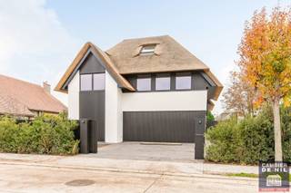 Exceptionele nieuwbouwvilla (2021) met mooie volumes op enkele minuten van het centrum van Knokke-Heist!Indeling: Inkom voorzien van ruime ingemaakte...