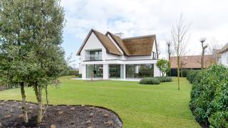 Prachtige nieuwbouwvilla gelegen aan de rand van het Zoute, nabij de Kalfsmolen.Exclusieve villa naar een ontwerp van Project Architects (Piet...
