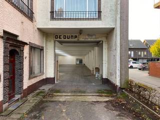 Loods/magazijn met een oppervlakte van 1.200 m², op een terrein van 1.390 m² te koop.<br />Goed en vlot bereikbaar, nabij het centrum van Brugge, gelegen op amper 800 m van de Bevrijdingslaan met een snelle  verbinding naar de Expresweg en de A11.<br />De loods heeft een vrije overspanning over de volledige breedte (15 m)  waardoor de binnenruimte optimaal kan benut worden. Ander voordeel is de natuurlijke lichtinval dankzij de lichtstraten en/-koepels. Toegankelijkheid is verzekerd door de  grote automatische sectionale  poort (4,2 m B x 3,75 m H) met loopdeur. Verder is de opslagruimte (15 m breed op 80 m diep) voorzien van LED/TL verlichting en sanitair. Parkeermogelijkheden in de nabije omgeving.<br />Contacteer PANORAMA B2B voor bijkomende inlichtingen, plannen of een vrijblijvend plaatsbezoek 0479 70 70 73.