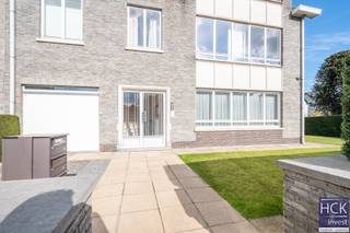 De liggingDit appartement situeert zich op de eerste verdieping van een kleinschalig appartementsgebouw, op een zonnige hoek met veel lichtinval. De...