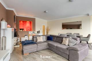 Op een gunstige locatie in Molenbeek bevindt zich dit instapklare appartement op de eerste verdieping van een verzorgd gebouw met lift. Met...