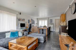 Bent u op zoek naar een comfortabele en perfect onderhouden woning op een rustige, residentiële locatie? Dan is deze instapklare gezinswoning beslist een bezoek waard.<br /><br />De woning beschikt over drie volwaardige slaapkamers en biedt een aangename combinatie van ruimte, comfort en energiezuinig wonen. Dankzij de dubbele garage en de ruime oprit is er voldoende parkeergelegenheid voor meerdere voertuigen.<br /><br />Achteraan geniet u van een onderhoudsvriendelijke, noordwestgerichte tuin waar u optimaal kunt profiteren van de namiddag- en avondzon. Een ideale plek om te ontspannen, te tuinieren of gezellige momenten door te brengen met familie en vrienden.<br /><br />De ligging vormt een absolute troef: gelegen in een gegeerde residentiële wijk, met scholen, winkels, sportcentra en het centrum van Torhout op korte afstand. Hierdoor combineert u een rustige woonomgeving met een uitstekende bereikbaarheid en alle dagelijkse voorzieningen binnen handbereik.<br /><br />Een ideale gezinswoning voor wie comfortabel, energiezuinig en centraal wil wonen. Neem vandaag nog contact op voor een bezoek en ontdek zelf alle mogelijkheden die deze woning te bieden heeft.<br /><br />Deze woning is ongeveer 2 maanden na akte beschikbaar.