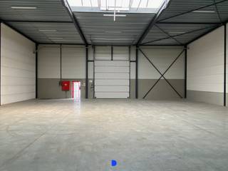 Instapklaar bedrijfsgebouw met 2 private parkeerplaatsen in Dadizele met vlotte ontsluiting naar de Meensesteenweg.Geschikt voor opslag, productie of...