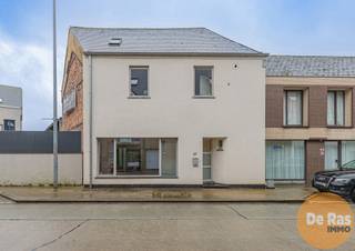 IDDERGEM - In een deelgemeente van Denderleeuw kan u deze rijwoning vinden. Gelegen op een centrale locatie is dit de ideale thuisbasis voor...