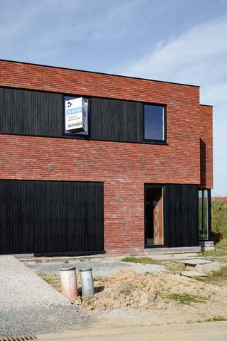Energiezuinige woning op een perceel van 388 m2, gekenmerkt door een eigentijdse moderne architectuur. Deze halfopen bebouwing is voorzien van...