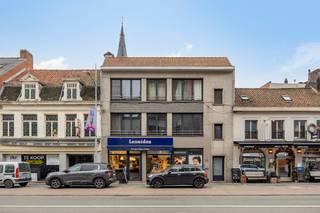 Vous recherchez un investissement sans tracas avec des revenus locatifs garantis ? Cet immeuble de placement entièrement loué situé dans une rue commerçante animée d'Eeklo vous offre un excellent rendement sans les charges d'un syndic ni les frais communs.Disposition :Rez-de-chaussée : Emplacement commercial de premier ordre (environ 165 m²)En parfait état et entièrement rénové en 2020 pour le locataire actuel et fidèle (franchise Leonidas). Comprend un espace commercial moderne, un magasin/stockage avec entrée de livraison séparée, une cuisine, un bureau et des toilettes.1378 EUROS PAR MÈTRE1er et 2e étages : 2 appartements prêts à emménagerAccessible par un hall d'entrée séparé avec un local à vélos pratique. Les deux appartements ont été entièrement rénovés en 2018 et sont en très bon état.1er étage (environ 100 m²) : appartement lumineux avec 2 chambres, cuisine ouverte et terrasse ensoleillée (environ 10 m²).740 EUROS PAR MOIS2ème étage (environ 87 m²) : appartement confortable avec 2 chambres, cuisine ouverte et une terrasse spacieuse et ensoleillée (environ 16 m²).720 EUROS PAR MOISPourquoi c'est l'investissement idéal :Loué à 100 % : locataires fiables, y compris une chaîne de magasins stable et bien connue.Un emplacement : Situé dans une ruelle commerciale, à proximité des transports en commun, du parking et du marché hebdomadaire.Durable et conforme : excellents scores énergétiques (EPC A/B) et certificat de conformité disponibles.En résumé : un investissement prêt à l'emploi et à l'épreuve du temps.CPE : 92 kWh/m²CPE : 138 kWh/m²Certificat CPE pour petites unités non résidentielles : AVous pouvez consulter les conditions générales de Dewaele DIY sur dewaele.com.Registre des mesures: en cours de demande