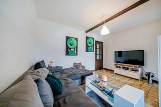 We Invest Hesbaye vous propose ce bungalow 4 façades située à Braives dans un cadre calme et campagnard.CompositionHall d’entrée, salon ouvert sur la...