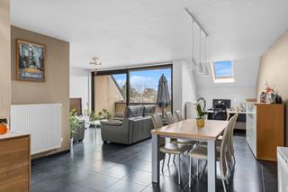 <p>Bent u op zoek naar een modern, instapklaar en energiezuinig appartement? Dit schitterende duplex-appartement aan de Steenstraat biedt de perfecte balans tussen ruimte, privacy en een strategische toplocatie. Dankzij het gunstige EPC-label B (102 kWh/m²/jaar) bent u verzekerd van een toekomstbestendige woning zonder renovatieverplichting en met een minimale energiefactuur. Het pand bevindt zich in een kleinschalige residentie van slechts 6 units, wat zorgt voor rust en lage gemeenschappelijke kosten.</p><p>U komt binnen via de inkomhal met gastentoilet. De royale, lichtrijke leefruimte geniet van een prachtige lichtinval en biedt direct toegang tot het grote, gezellige terras (15 m²). Dankzij de west-oriëntatie geniet u hier in alle privacy van de middag- en avondzon. Aansluitend bevindt zich de functionele keuken met een praktische, aparte berging/wasplaats. De vaste trap brengt u naar de bovenverdieping, waar drie volwaardige slaapkamers en een verzorgde badkamer met ligbad en douche liggen. De elektriciteit is volledig conform gekeurd.</p><p>Als absolute meerwaarde beschikt dit appartement over een eigen privégaragebox (inbegrepen in de prijs). De centrale ligging garandeert een uitstekende mobiliteit: op een boogscheut van de oprit E40 (Gent-Brussel), openbaar vervoer, winkels en scholen.</p>