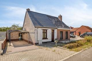 <strong>Woning met 1 slaapkamer te koop op perceel van 2a 60ca in Meerhout</strong><br /><br />Deze woning is gelegen aan de Kiezel in Meerhout, een aangename en goed bereikbare omgeving. Dankzij de centrale ligging zijn zowel het centrum van Meerhout als omliggende gemeenten zoals Geel vlot bereikbaar. In de nabije omgeving vind je diverse winkels en voorzieningen. Daarnaast biedt de groene omgeving tal van mogelijkheden om te wandelen en te fietsen.<br /><br />We betreden de woning via de voordeur en komen terecht in de woonkamer (20,56m²), die voorzien is van airconditioning. Vanuit de woonkamer heb je rechtstreeks toegang tot de slaapkamer (6,50m²). De keuken (13,74m²) is uitgerust met een lavabo, elektrisch kookvuur, oven, koelkast en vaatwasser. Zowel in de woonkamer als in de keuken zorgt een pelletkachel voor extra warmte en gezelligheid. De badkamer (8,67 m²) beschikt over een douche, toilet en enkele lavabo. Aansluitend bevindt zich een praktische berging (6,76 m²), waar ook de aansluitingen voor de wasmachine voorzien zijn.<br /><br />Daarnaast beschikt de woning over een zolderruimte (18 m²), die ideaal is als extra bergruimte.<br />Voor de wagen is er voldoende parkeergelegenheid voorzien aan de voorzijde van de woning en onder de carport.<br /><br />Achteraan bevindt zich een gezellige tuin. Verder beschikt de woning over een ruim bijgebouw van 45 m², dat ideaal is als extra opslagruimte voor materiaal, fietsen, tuinbenodigdheden of andere spullen.<br /><br />De woning wordt verwarmd via centrale verwarming met radiatoren op aardgas. De ramen zijn voorzien van HR-glas in PVC-profielen. De elektrische installatie is conform het AREI. De berekende energiescore bedraagt 510 kWh/(m² jaar), wat resulteert in een EPC-label F.<br /><br />De woning kan nog wat opfrissingswerken gebruiken, maar biedt heel wat mogelijkheden. Kortom, een interessante woning voor iemand die op zoek is naar een betaalbare eigen woning en deze naar eigen smaak willen opfrissen.<br /><br />Spreekt deze woning jullie aan? Contacteer ons via info@bosmanvastgoed.be voor meer info of een bezoek ter plaatse. Wij helpen jullie graag verder!<br />De woning heeft momenteel een EPC ‘F’ wat wil zeggen dat dit pand is onderworpen aan de renovatieverplichting van de Vlaamse overheid voor residentiële gebouwen (behoudens sloop binnen 6 jaar na de aankoop). Consulteer voor meer informatie de website van het Vlaams Energie- en Klimaatagentschap via https://www.vlaanderen.be/een-huis-of-appartement-kopen/renovatieverplichting-voor-residentiele-gebouwen.