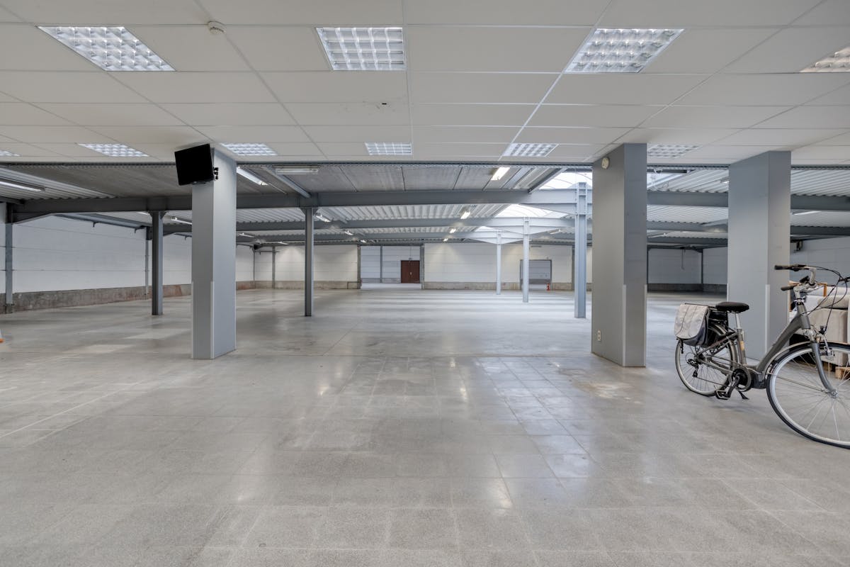 Local commercial avec entrepôt à louer dans la Stationsstraat à Oostkamp - photo 3