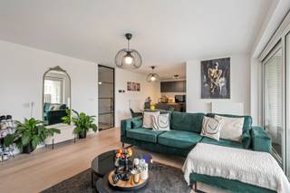 Cet immeuble de petite taille, composé de seulement quatre appartements dont trois sont encore disponibles, offre une combinaison exceptionnelle...