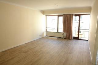 Situé dans un quartier calme, cet appartement spacieux offre une vie confortable dans un emplacement de choix. Avec une superficie de 130m², vous aurez tout l'espace nécessaire pour profiter de vos activités quotidiennes. Le salon, d'une superficie de 32 m², offre un espace de vie agréable et lumineux. La cuisine dispose d'une grande pièce de rangement, qui offre un espace de stockage supplémentaire et une grande praticité.<br />L'appartement comprend deux belles grandes chambres, dont l'une dispose d'une terrasse ensoleillée de 7m² à l'arrière du bâtiment. Vous pourrez y profiter de moments de calme et du coucher de soleil. La salle de bains a été rénovée et équipée d'une douche à l'italienne, ce qui lui confère un aspect moderne. Il y a également des toilettes séparées et un hall d'entrée spacieux.<br />L'appartement est également doté d'équipements pratiques, tels qu'un vidéophone pour plus de sécurité, un nouvel ascenseur dans le bâtiment pour un accès confortable aux étages, et le toit répond aux normes d'isolation, ce qui en fait un logement économe en énergie. L'appartement est libre à partir du 1er juillet, ce qui vous permettra d'emménager rapidement dans votre nouveau logement.<br />L'emplacement de l'appartement est excellent, à seulement 25 mètres du quai de pêche et à 150 mètres de la gare, ce qui garantit un transport facile et rapide. L'avance pour les frais généraux est de 50 € par mois, et l'avance pour l'eau froide, l'eau chaude et le chauffage s'élève à 80 € par mois.<br />Cet appartement prêt à être emménagé vous offre un logement confortable et moderne dans un endroit calme, avec toutes les commodités à portée de main. Contactez-nous pour planifier une visite et découvrir les possibilités de ce bel appartement !