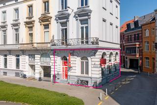 In dit karaktervolle herenhuis te Gent bevindt zich deze klassevolle, volledig ingerichte kantoorruimte met een totale oppervlakte van 198m². Het herenhuis kan dienst doen als kantoor of commercieel pand.<br /><br />Het kantoor is opgedeeld in ruimtes op het gelijkvloers en de kelderverdieping, deze hebben hoge plafonds en zijn zeer lichtrijk. Op het gelijkvloers bevinden zich 2 bureaus, een kitchenette/opslagruimte en afzonderlijk toilet. Verder is er nog toegang tot het gemeenschappelijke koertje, te delen met de bewoners boven het kantoor. In de kelderverdieping bevinden zich nog 2 bureaus en een opslagruimte/technische ruimte.<br /><br />Het meubilair wordt mee verhuurd met het pand. Verder is er nog mogelijkheid tot het bijhuren van 3 parkeerplaatsen, €100/staanplaats/maand.<br /><br />Het pand is gelegen aan het Zuid en is zeer vlot bereikbaar. Openbaar vervoer bevindt zich in de onmiddellijke omgeving van het pand.<br /><br />Onroerende voorheffing ten laste van de huurder en EPC-label: C. <br /><br />Heeft u interesse in meer informatie of wilt u een afspraak inplannen? Aarzel dan niet om contact op te nemen met Henry Van Tornhout - KMO Vastgoed op het nummer +32 474 13 37 93 of stuur een e-mail naar henry@kmovastgoed.be.