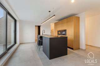 Dit stijlvolle duplex appartement in Aalst, met mogelijkheid tot aankoop garagebox, combineert moderne architectuur met optimaal wooncomfort. Met...