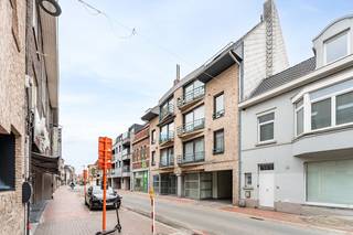 Centrum Roeselare - Extra ruime brede garage te koop<br /><br />Op een goede en centrale locatie, nabij het centrum, bevindt zich deze <u>praktische garagebox.</u><br /><br />De garage beschikt over <strong>elektriciteit en water</strong> en is gelegen binnen een afgesloten domein dat toegankelijk is via een toegangspoort met code. Een<strong> handige en veilige </strong>oplossing voor wie op zoek is naar extra bergruimte of een eigen parkeer-/opslagplaats.<br /><br />Interesse? Elk bod rond de vraagprijs wordt voorgelegd aan de eigenaar, die vrij is om het bod al dan niet te aanvaarden.<br />Wacht niet te lang en neem vrijblijvend contact met ons op voor meer informatie of een bezoek.<br />Domicill Vastgoed – T. 051 62 40 40