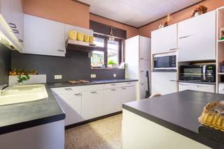 Landelijk gelegen woning op een perceel van 15 are, 23m straatbreedte

Landelijk gelegen woning in Lommel (Gelderhorsten)
Op een prachtige, rustige locatie in Gelderhorsten vinden we deze degelijk gebouwde woning op een mooi perceel van 15 are 35 ca. Het perceel heeft een breedte van circa 23 meter en een diepte van maar liefst 75 meter, wat tal van mogelijkheden biedt.
De woning beschikt momenteel over 3 slaapkamers en vormt een uitstekende basis voor wie op zoek is naar een karaktervolle woning die nog naar eigen smaak kan worden gemoderniseerd. Enkele renovatiewerken, waaronder een verbetering van het EPC, zijn aangewezen. Met een doordachte renovatie creëert u hier echter een unieke thuis waar ruimte, rust en wooncomfort centraal staan. Boven de woning bevindt zich een grote zolder. De wagen kan erg praktisch geparkeerd worden in de inpandige garage of garagebox. 
Dankzij de royale perceeloppervlakte leent deze eigendom zich bovendien uitstekend voor een mooie uitbreiding van de bestaande woning.
Bent u op zoek naar landelijk wonen in een groene en rustige omgeving? Contacteer ons dan gerust voor meer informatie of een bezichtiging via dirk@immonovas.be of 0477 35 18 44.
Een unieke kans voor wie ruimte en rust weet te waarderen!