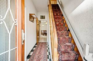 <p><span>Op een gunstige en rustige locatie gelegen, te vernieuwen halfopen bebouwing.</span></p><p><span>We betreden de woning langs de inkomhal, welke ons links toegang geeft tot de ruime en lichtrijke leefruimte (31,50m²) en achteraan tot de eetkamer, welke eveneens bereikbaar is vanuit de leefruimte. Via de eetkamer krijgen we toegang tot de keuken en de badkamer. De keuken beschikt over voldoende werkblad- en kastruimte en is verder uitgerust met een kookvuur (gas), een dampkap, een spoelbak, een oven en een koelkast, evenals de voorziening voor een wasmachine. In de badkamer vinden we een douche, een lavabo en een toilet. </span></p><p><span>De ruime veranda (18,75m²) geeft ons toegang tot het terras. </span></p><p><span>Achteraan vinden we naast een garage (18m²) ook een atelier terug. Door deze laatste af te breken kan men een leuk (stads)tuintje creëren. </span></p><p><span>Op de eerste verdieping vinden we drie (3) slaapkamers, respectievelijk 19m², 12,25m² en 7,60m² groot.</span></p><p><span>De woning beschikt ook over een grote kelder en een zolder (bereikbaar langs een vlisotrap), waardoor zo ook de broodnodige bergruimte aanwezig is.</span></p><p><span>Na een grondige vernieuwing wordt dit gegarandeerd een pareltje van een starterswoning of een geschikte woning voor een jong gezin. De mogelijkheden zijn er in elk geval.</span></p><p><span>Renovatieverplichting is in dezer van toepassing. Zulks houdt in dat de woning binnen de zes (6) jaar naar een label D gebracht dient te worden. Check hiervoor zeker "Mijn VerbouwPremie". </span></p><p><span>Interesse? Wel, ik spreek graag een keer ter plaatse af. Contacteer mij telefonisch, per mail of via WhatsApp en ik boek een afspraak voor U in.</span></p><p><span> </span></p>