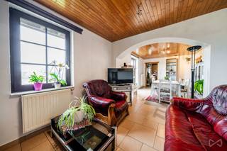 We Invest SUD-LUXEMBOURG stelt u deze charmante woning met 4 gevels voor, ideaal gelegen in een rustige en landelijke buurt van Vaux-sur-Sûre...