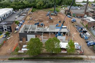 Ontdek deze moderne KMO-unit van 291 m² in een nieuw KMO-bedrijvenpark aan de Viermaartlaan in Ronse. Het project omvat 14 kwalitatieve bedrijfsunits met oppervlaktes tussen 219 m² en 297 m², gelegen op een strategische en vlot bereikbare locatie.<br />Reeds 40% verkocht – De constructiewerken zijn inmiddels gestart - Oplevering voorzien begin 2027!<br /><br />De units zijn flexibel indeelbaar dankzij de kolomvrije constructie en kunnen uitgebreid worden met kantoorruimte. Aan de voorzijde van het bedrijvenpark bevinden zich bovendien een showroom en een afhaalmagazijn, specifiek ontworpen voor groothandelsactiviteiten. De showroom beschikt over een mezzanine van 150 m².<br />Deze bedrijfsunits zijn uitermate geschikt voor onder meer verschillende activiteiten.<br /><br />De units worden zowel te huur als te koop aangeboden, met de mogelijkheid tot afwerking op maat. <br /><br />Wenst u meer informatie of een vrijblijvende afspraak? Neem contact op met Henry Van Tornhout via +32 474 13 37 93 of henry@kmovastgoed.be.<br /><br /> 
