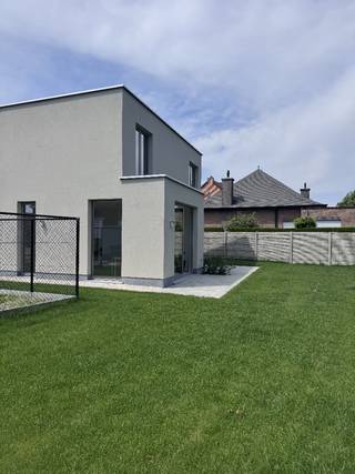 Hedendaagse nieuwbouw woning excl 6% BTW<br /><br />Deze nieuwbouw woning bevindt zich in de dorpskern van Hamme St.Anna, Je kan hier natuurwandelingen maken maar ook ideaal gelegen op wandelafstand van scholen en centraal tussen Gent en Antwerpen. De woning heeft een moderne uitstraling met een gevoel voor ruimte en licht. De ruime inkomhal met dubbele hoogte van maar liefst 5,7m heeft een zeer grote raampartij die het licht diep in woning toelaat. De hal biedt toegang tot een sas met technische ruimte of berging en gastentoilet, evenals de garage.<br />De garage is 4 bij 6,5m, wat je extra voordelen geeft.<br />In de hal is de trap in massieve eik en vintage dubbele deur die zowel het binnenkomen als de leefkamer een gezellige look geeft.<br />De woonkamer, ca 30m2 heeft ramen aan verschillende zijdes. Het groot schuifraam achteraan geeft toegang naar het achterliggende terras en aan de linker zijde is er een patio ruimte waar je kan genieten van de avondzon. De ommuurde patio tuin geeft dan weer een apart karakter en extra privacy. De tuin heeft rondom een nieuwe afsluiting + alle terrassen, paden oprit zijn reeds aangelegd. Zo ook nieuw grasmatten.<br />De open keuken met eetplaats ( 24m2) heeft ook een schuifraam naar het achterliggende terras.<br />Alle plafonds op de benedenverdieping hebben een hoogte van 2,8m zo ook zijn de ramen uitgewerkt tot op dezelfde hoogte om extra licht en ruimte gevoel te creëren.<br />Keuken is nog vrij te kiezen. Als extra troef is de volledige woning geschilderd inclusief plinten en kitwerk. Het staat volledig klaar voor bewoning.<br />Op de bovenverdieping zijn drie ruime slaapkamers ( 24 - 20 - 18 m2), waarvan één met inloopdouche, en een centrale badkamer met inloopdouche en vrijstaand bad, badkamer volledig ingericht met natuursteen dubbele lavabo. Zo ook heeft de badkamer veel daglicht vanuit de traphal.<br />Het toilet bevindt zich apart op de nachthal.<br />