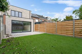 Ontdek deze prachtige nieuwbouwwoning die comfort, stijl en energiezuinigheid perfect combineert! Bij het binnenkomen word je verwelkomd in een...