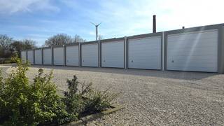 Ruime, recent gebouwde garage op verzorgd terrein. De garage heeft een mooie hoogte en diepte en is voorzien van een automatische sectionale...