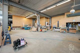 <p>Uniek wonen en werken op een perceel van ca. 2.400 m²</p><p>Op een perceel van ca. 2.400 m² bevindt zich dit uitzonderlijke eigendom waar wonen en ondernemen perfect samengaan. Het geheel omvat een ruim magazijn, moderne, stijlvolle kantoren en een perfect onderhouden woonst, ideaal voor zelfstandigen of ondernemers.</p><p>De hippe burelen genieten van veel natuurlijk licht en een hoogwaardige afwerking, terwijl het magazijn tal van mogelijkheden biedt voor opslag, productie of logistiek. De instapklare woning combineert ruimte, comfort en kwaliteit.</p><p>Dankzij de verzorgde uitstraling, ruime parkeermogelijkheden en veelzijdige indeling is dit een zeldzame opportuniteit voor wie wonen en werken op één locatie wil combineren.</p>