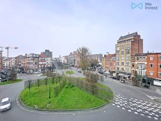 Info &amp; bezichtigingen: nathalie.p@weinvest.be | 02 315 77 22<br />In een populaire en gezellige wijk van Jette presenteert We Invest u met veel plezier dit opbrengstpand met 4 units.<br />De ligging van het pand is strategisch, direct aan het Place Philippe Werrie. De wijk biedt een dynamische leefomgeving met de nabijheid van het Jeugdpark en het Dieleghembos voor liefhebbers van groen. De bereikbaarheid is uitstekend met snelle toegang tot de winkels van het Miroirplein, scholen en het openbaar vervoer (tram 19, 51, 93 en het station van Jette in de buurt).<br />Dit te renoveren pand, gelegen in een geschakeld gebouw met veel potentieel, heeft een bewoonbare oppervlakte van 263 m², als volgt verdeeld:<br />Gelijkvloers: een commerciële ruimte van 77 m² (momenteel verhuurd).<br />Verdiepingen (1, 2 en 3): drie appartementen met 2 slaapkamers met een oppervlakte van ongeveer 62 m² elk. (waarvan er momenteel 2 verhuurd zijn)<br />Het gebouw heeft 3 kelders in de kelder.<br />Dubbele beglazing, individuele gasverwarming voor elke eenheid, elektriciteit niet conform.<br />1e verdieping: EPC G 371 kWhEP/(m^2.\an) - 74kg CO2/(m^2.an)<br />2e verdieping: EPC F 327 kWhEP/(m^2.\an) - 65kg CO2/(m^2.an)<br />3e verdieping: EPC G 725 kWhEP/(m^2.\an) - 146kg CO2/(m^2.an)<br />Dit gebouw is een zeldzame kans voor een investeerder die een karakteristiek pand in een zeer gewilde buurt wil opwaarderen.<br />Mis deze kans niet en bel ons om een bezichtiging te regelen. Al onze exclusieve aanbiedingen zijn te vinden op www.weinvest.be.