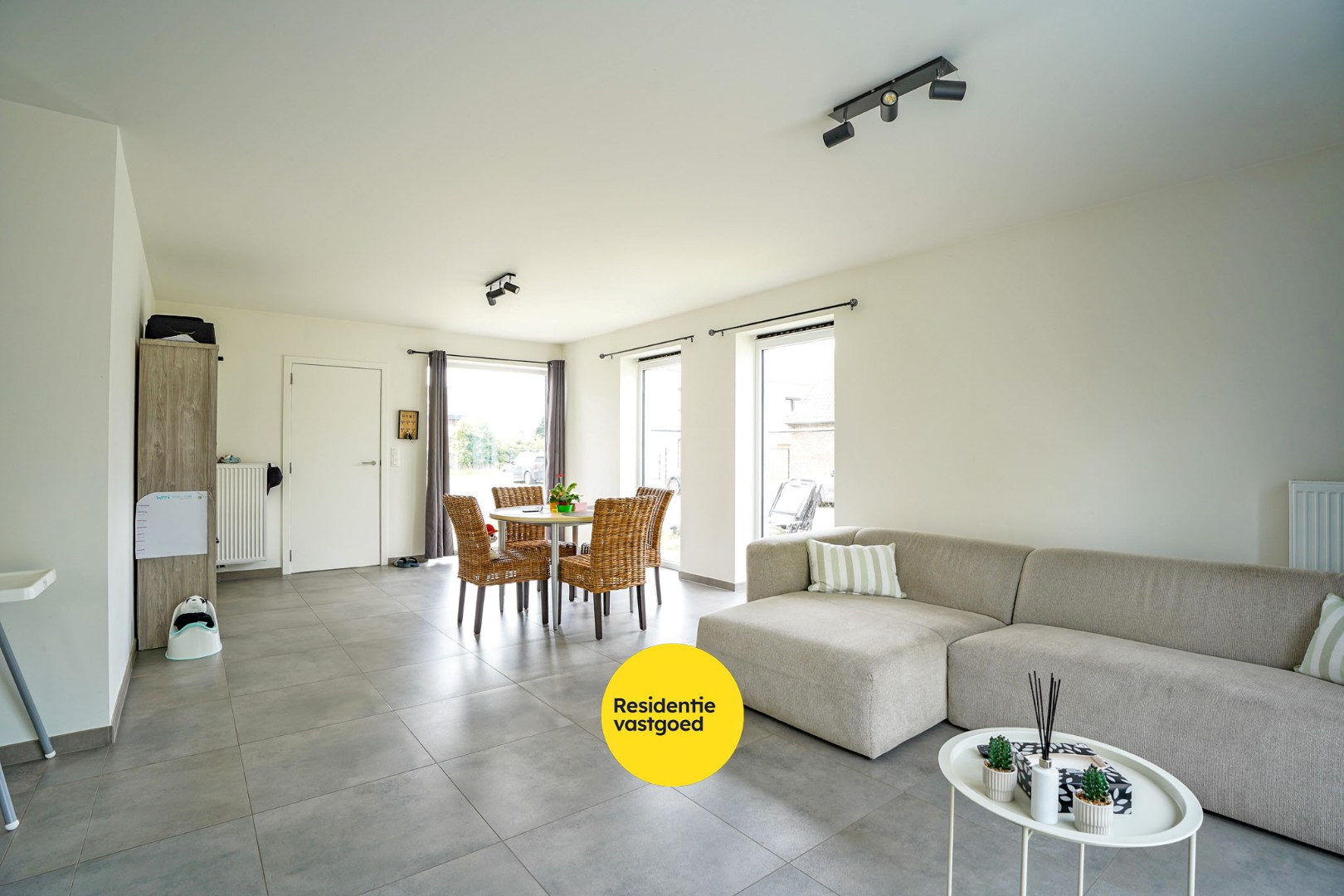 Ruime energiezuinige recente halfopen bebouwing (2024) met inpandige garage op 258m² gelegen te Houthulst. - foto 4