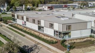 Bedrijvenpark <strong>PALLET </strong>is strategisch gelegen op een zichtlocatie aan de Ter Heidelaan (R25) in Aarschot. Dankzij de nabijheid van het op- en afrittencomplex van de E314 (Leuven–Lummen) en het centrum van Aarschot op slechts 2 km, geniet deze locatie van een uitstekende bereikbaarheid. Het park maakt deel uit van het gevestigde bedrijvengebied Nieuwland-Meetshoven.<br /><br />De beschikbare unit omvat magazijn- en/of productieruimte, met de mogelijkheid tot het inrichten van een kantoor en/of showroom. De indeling is bespreekbaar en kan afgestemd worden op je activiteiten.<br /><br />De unit beschikt over een eigen parkeerplaats.<br /><br />De <strong>huurprijs </strong>wordt geleidelijk opgebouwd:<ul><li>Eerste jaar = € 2.450 per maand</li><li>Tweede jaar = € 2.650 per maand</li><li>Vanaf het derde jaar = € 2.950 per maand</li></ul><br />De verhuring gebeurt onder het BTW-stelsel.<br /><br />Interesse? Neem contact met ons op via 016/365 365 voor meer informatie of een plaatsbezoek.