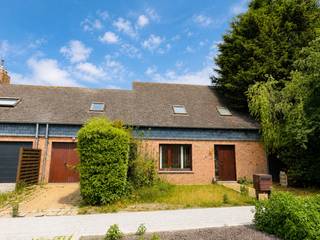 Deze op te knappen woning is rustig gelegen vlak bij een prachtig natuurgebied en vormt de ideale basis voor wie op zoek is naar ruimte, rust en toekomstpotentieel.<br />Op het gelijkvloers bevinden zich een slaapkamer en badkamer, wat comfortabel wonen mogelijk maakt zonder trappen. De woning beschikt verder over een zongerichte tuin, waar je in alle privacy kan genieten van het buitenleven. Op de verdieping is er een ruime polyvalente ruimte die eenvoudig kan worden ingericht als twee extra slaapkamers en een tweede badkamer, volledig naar eigen smaak en noden. Dankzij de gunstige ligging, de flexibele indeling en het vele potentieel is dit een uitstekende opportuniteit voor wie een woning wil creëren op maat, in een groene en rustige omgeving. Mits het plaatsen van een warmtepomp, zakt het EPC naar C. Ref. K-72