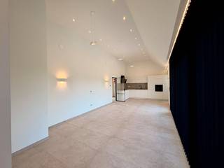 Cet appartement exclusif de nouvelle construction vous offre les dernières nouveautés en matière de qualité de vie dans un quartier dynamique et calme autour de la Stalenstraat à Genk. En tant que premier occupant, vous profiterez d'une maison toute neuve, entièrement prête à emménager, qui a été peinte par des professionnels et déjà équipée de rideaux élégants et d'un éclairage intégré.<br /><br />Lors de la construction, la priorité absolue a été accordée à la qualité et au confort. L'architecture élégante et la lumière naturelle abondante à travers les grandes fenêtres offrent une vue dégagée et une atmosphère très agréable. L'appartement est extrêmement économe en énergie, équipé de panneaux solaires et d'une installation moderne et durable qui garantit de faibles coûts énergétiques. Vous disposez également d'un espace extérieur privé, d'une luxueuse salle de bain avec douche à l'italienne et double vasque, et d'une cuisine moderne entièrement équipée avec des appareils encastrés de haute qualité tels qu'un lave-vaisselle, une plaque à induction, un four et un réfrigérateur. La technologie et la sécurité ont également été prises en compte grâce à une connexion par fibre optique active pour Internet haut débit, à une vidéosurveillance, à une sonnette vidéo et à un hall d'entrée sécurisé.<br /><br />Le prix de location comprend également une place de parking privée et un garage avec évier. Votre vélo est toujours en sécurité dans le hangar commun couvert et, en consultation avec le propriétaire, il est possible de discuter des animaux de compagnie pour en faire un véritable foyer.<br /><br />L'emplacement est excellent. À distance de marche, vous trouverez de nombreux magasins et équipements quotidiens, notamment Delhaize, Action, Kruidvat, Wara Shop, des magasins spécialisés locaux et un nouveau Lidl de l'autre côté de la rue. Pour la culture, la détente et la gastronomie, rendez-vous dans les cafés, les restaurants cosmopolites, la très animée Vennestraat ou le site culturel C-mine. Les amoureux de la nature pourront se rendre directement à pied ou à vélo dans l'idyllique vallée de Stiemer. Des écoles, des centres sportifs, des garderies, des médecins généralistes et des dentistes se trouvent également à proximité, tandis que l'hôpital du Limbourg oriental, le centre de Genk et les routes principales sont facilement accessibles.<br /><br />Disposition : <br /><br />rez de chaussée :<br /><br />- salon <br />- cuisine ouverte<br />- terrasse <br />- rangement<br />- salle de nuit<br />- toilettes<br />- salle de bain<br />- 2 chambres<br /><br />Supplémentaire : <br />- Un garage<br />- Jardin communautaire <br /><br />Le moyen le plus rapide pour visiter cet appartement ? Demandez votre visite via le bouton rouge de notre site Web (www.dewaele.com).<br /><br />Les rendez-vous ne peuvent pas être pris par téléphone. Pour toute autre question, vous pouvez nous contacter par téléphone au 011 30 50 50.<br /><br />À bientôt !