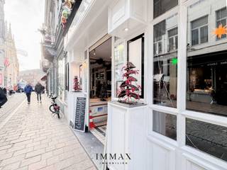 In het historische hart van Brugge, vlakbij de Markt, bevindt zich deze commerciële eigendom met *horeca op het gelijkvloers* en *drie...