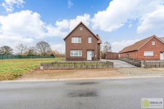 TE RENOVEREN WONING MET EEN RUIME WOONKAMER, KEUKEN MET EETKAMER, 4 AANGENAME SLAAPKAMERS WAARVAN 1 GELIJKVLOERS, BADKAMER, BERGING EN KELDER...