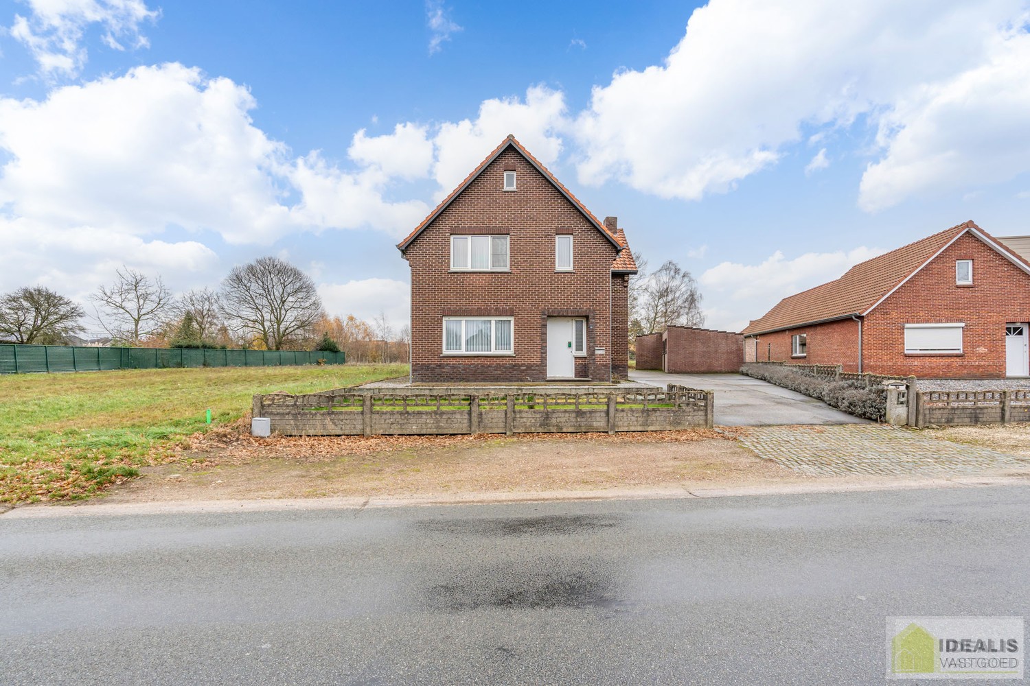TE RENOVEREN WONING MET EEN RUIME WOONKAMER, KEUKEN MET EETKAMER, 4 AANGENAME SLAAPKAMERS WAARVAN 1 GELIJKVLOERS, BADKAMER, BERGING EN KELDER GELEGEN OP EEN PERCEEL VAN MAAR LIEFST 14A 94CA IN HET GEZELLIGE GROTE-BROGEL (PEER)! De woning omvat ca.150m² ne - foto 2