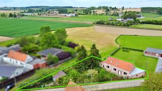 Nabij de dorpskern van Petegem-aan-de-Schelde, deelgemeente van Wortegem-Petegem, vinden we deze te renoveren open bebouwing op een perceel van...