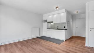 <p>Welkom op de Hoogstraat 69 bus 23 in Genk.<br /><br />Zoekt u een gezellig appartement op een centrale en gunstige ligging in Genk? Dan is dit 1-slaapkamerappartement met garage iets voor u.<br />Dankzij de centrale ligging bevinden winkels, horeca, scholen en belangrijke verbindingswegen zich vlakbij.<br /><br />Troeven van dit appartement<br />✔ Centrale ligging<br />✔ Privé garage<br />✔ Goede bereikbaarheid<br />✔ Winkels en voorzieningen vlakbij<br /><br />Indeling:<br />+ Inkomhal<br />+ Toilet<br />+ Woon- en eetkamer<br />+ Keuken<br />+ Badkamer<br />+ Slaapkamer<br />+ Terras <br /><br />Beschikbaarheid: vanaf 01/09/2026<br /><br />Financiële info:<br />Maandelijkse huur: 650 euro<br />Maandelijke kosten/onderhoudscontract: 75 euro<br />Waarborg: 1950 euro (3 maanden)<br />Nutsvoorzieningen: apart te betalen<br /><br />Kortom: een ideale woning voor wie rustig en toch centraal wil wonen, met alle comfort binnen handbereik.<br /><br />Heeft u interesse in dit appartement?<br /><br />Stuur uw contactaanvraag door via e-mail naar info@frerevastgoed.be<br />Gelieve uw telefoonnummer er telkens bij te vermelden.</p>